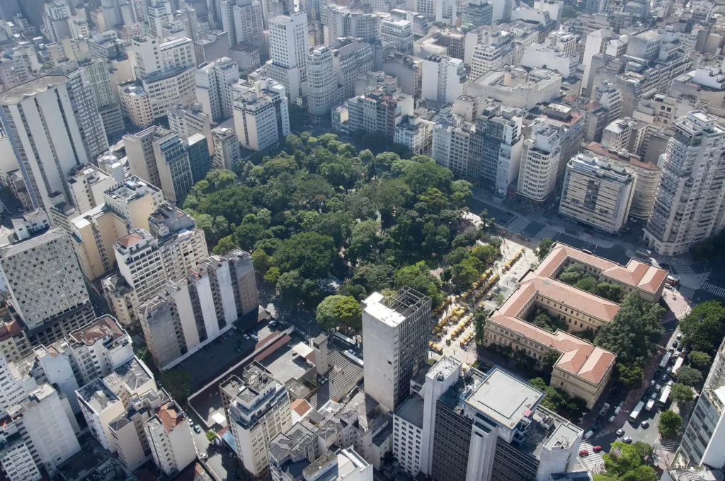 Imagem aérea de São Paulo com a praça ao centro para ilustrar matéria sobre Praça da República, que pode ser acessado pelas estações da Linha 3-Vermelha do metrô de SP