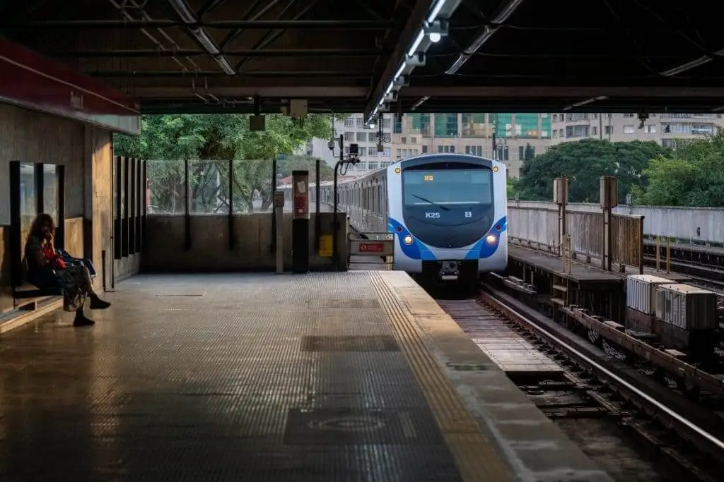 Imagem de um metrô chegando na estação em São Paulo para ilustrar matéria sobre a linha verde do metrô de SP