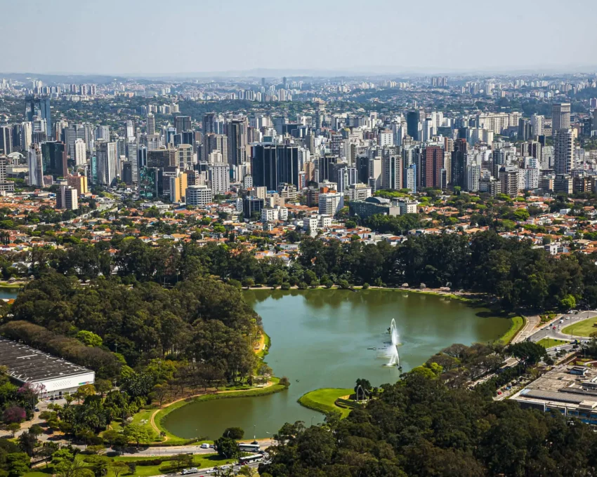 Imagem da vista aérea de São Paulo mostra lago e vegetação do Parque Ibirapuera, além de prédios ao redor, para ilustrar matéria sobre o que fazer na Zona Sul de SP
