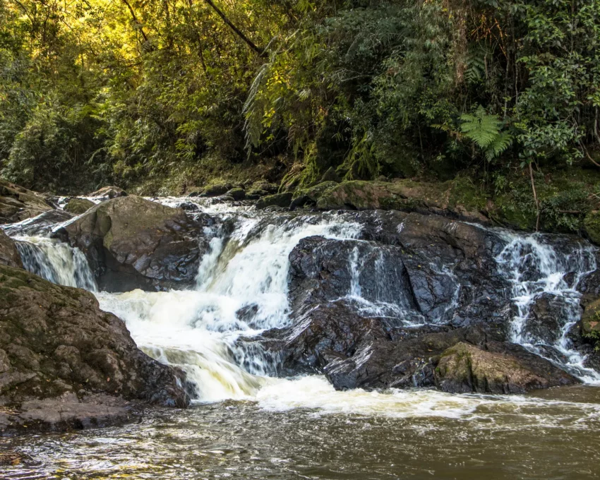 Foto de uma cachoeira localizada no bairro Parelheiros - Extremo Sul de SP