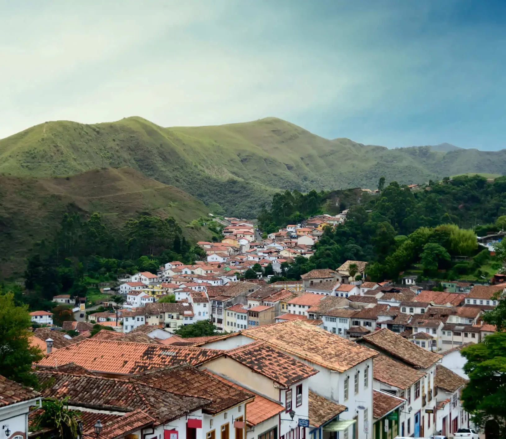 A extensão territorial e o relevo diversificado influenciam o clima de Minas Gerais