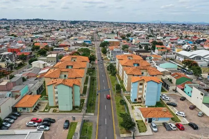 Imagem aérea de parte do bairro de Sítio Cercado para ilustrar matéria sobre qual o bairro mais populosos de Curitiba