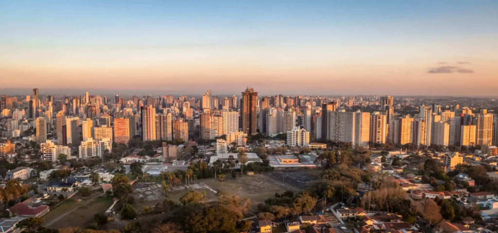 Imagem aérea de parte da capital paranaense para ilustrar matéria sobre qual o bairro mais cresce em Curitiba