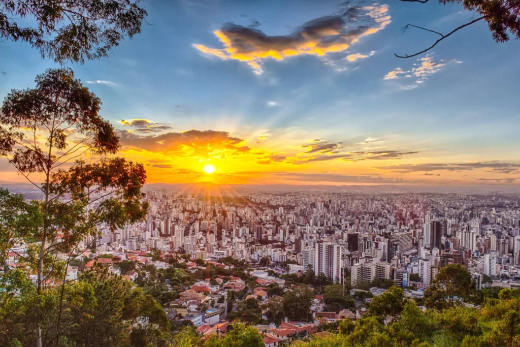 Imagem de vista mirante em Minas Gerais em um dia de sol para ilustrar matéria sobre qual que é a cidade mais quente do estado