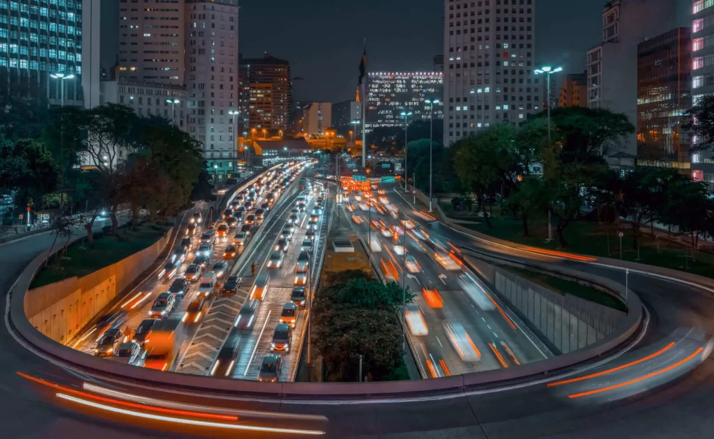 Imagem aérea de viaduto no centro de São Paulo mostra tráfego intenso de veículos durante a noite para ilustrar matéria sobre trânsito em São Paulo