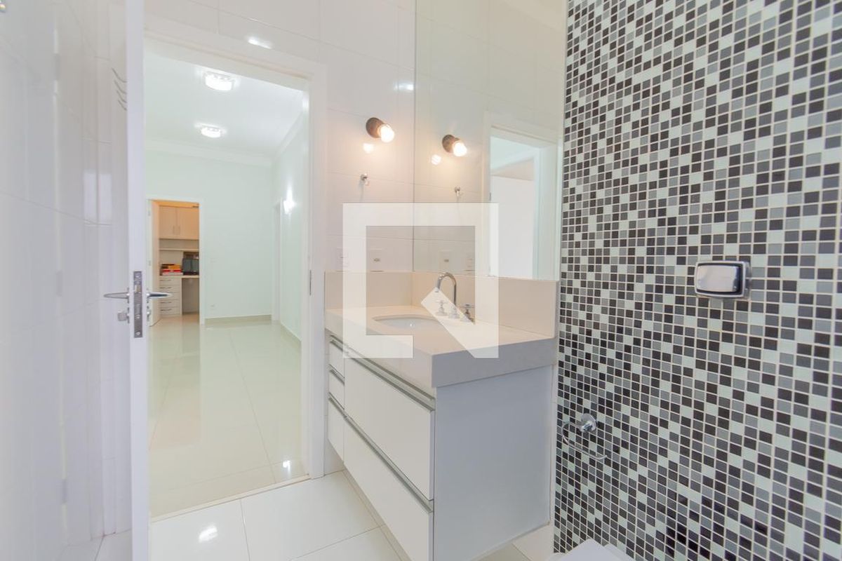 Casa à Venda - Swiss Park, 4 Quartos,  318 m2 em , Campinas - sp | SoloBR
