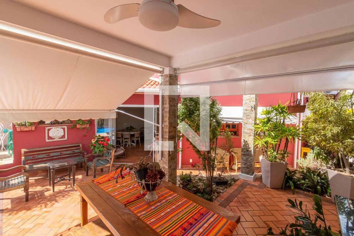 Casa à Venda - Nova Campinas, 4 Quartos,  300 m2 em , Campinas - sp | SoloBR
