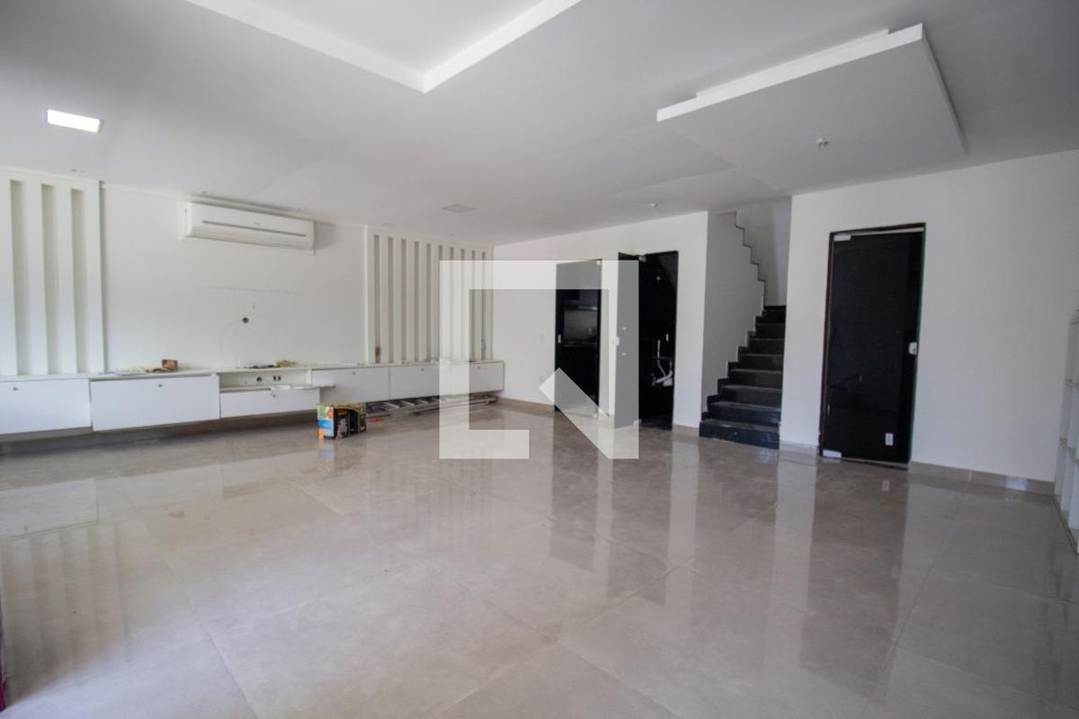 Casa, 6 quartos, 240 m² - Foto 1