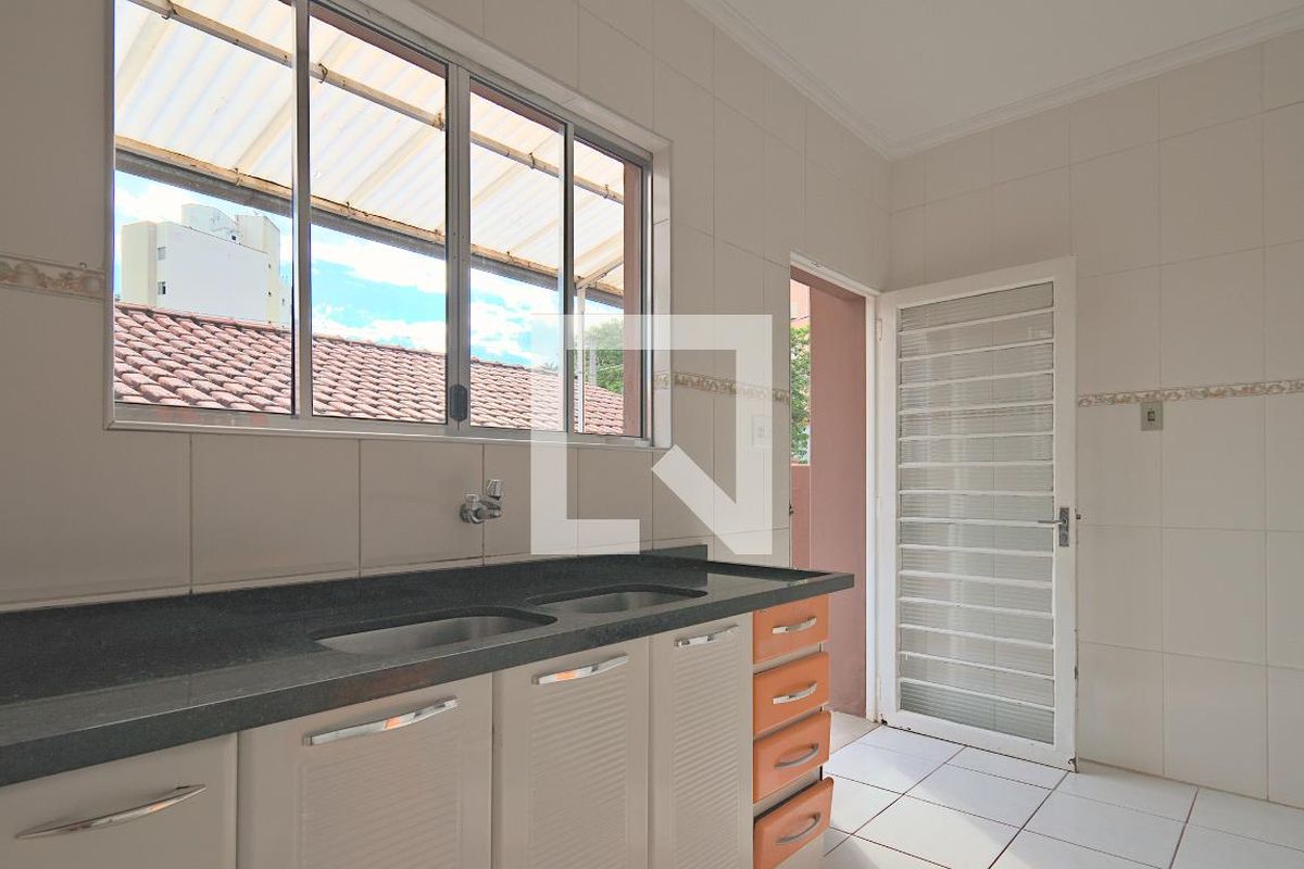 Casa à Venda - Bosque, 6 Quartos,  260 m2 em , Campinas - sp | SoloBR