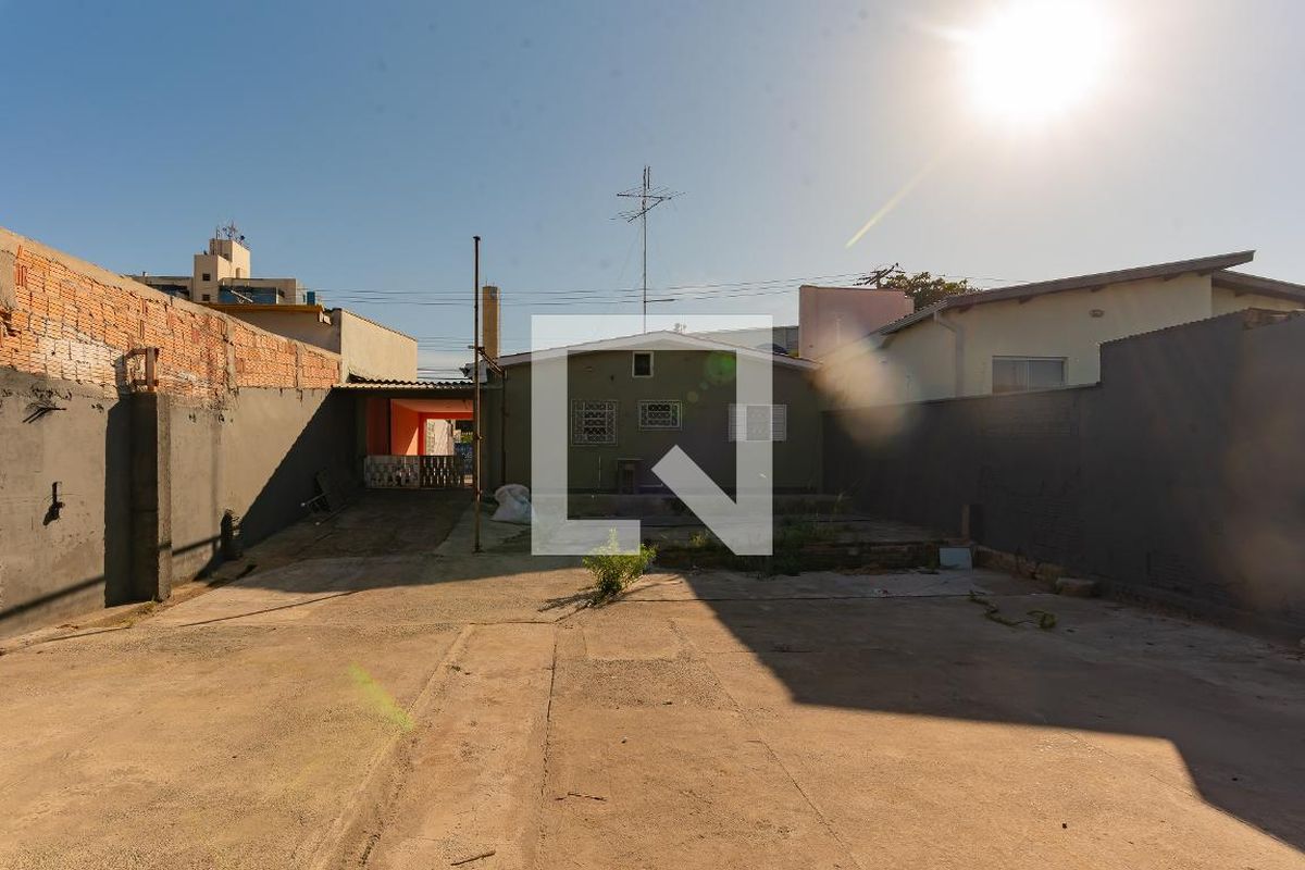 Casa à Venda - Jardim do Lago, 2 Quartos,  358 m2 em , Campinas - sp | SoloBR