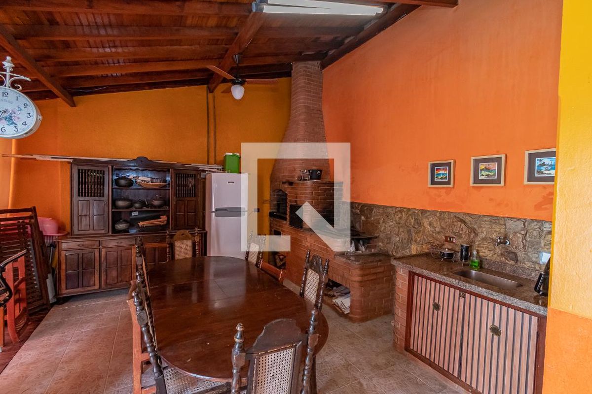 Casa à Venda - Mansões Santo Antônio, 4 Quartos,  220 m2 em , Campinas - sp | SoloBR