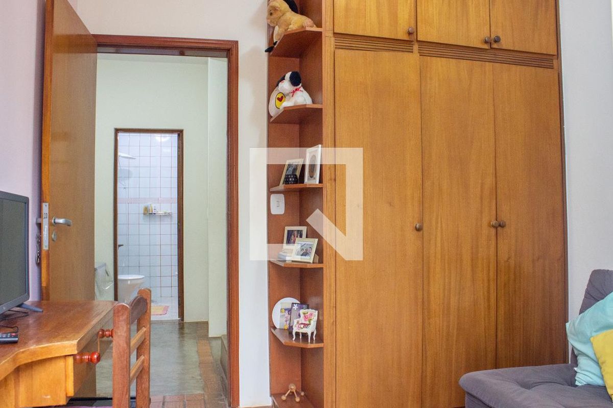 Casa à Venda - Mansões Santo Antônio, 4 Quartos,  243 m2 em , Campinas - sp | SoloBR