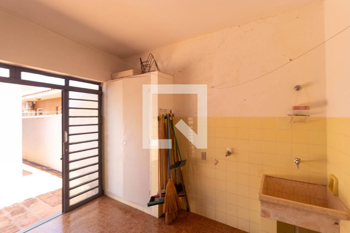 Casa à Venda - Jardim Flamboyant, 4 Quartos,  225 m2 em , Campinas - sp | SoloBR