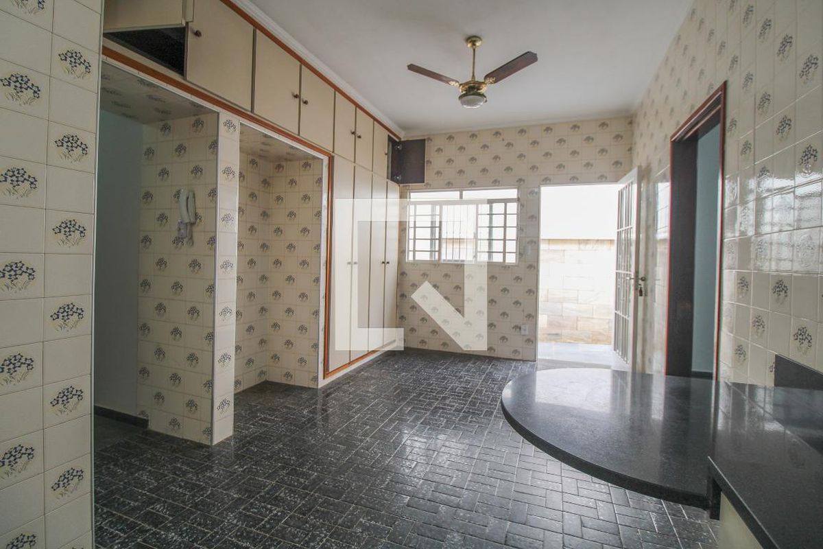 Casa à Venda - Jardim Flamboyant, 3 Quartos,  213 m2 em , Campinas - sp | SoloBR