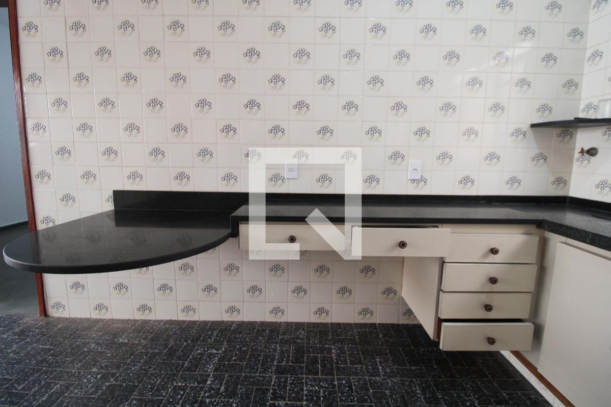 Casa à Venda - Jardim Flamboyant, 3 Quartos,  213 m2 em , Campinas - sp | SoloBR