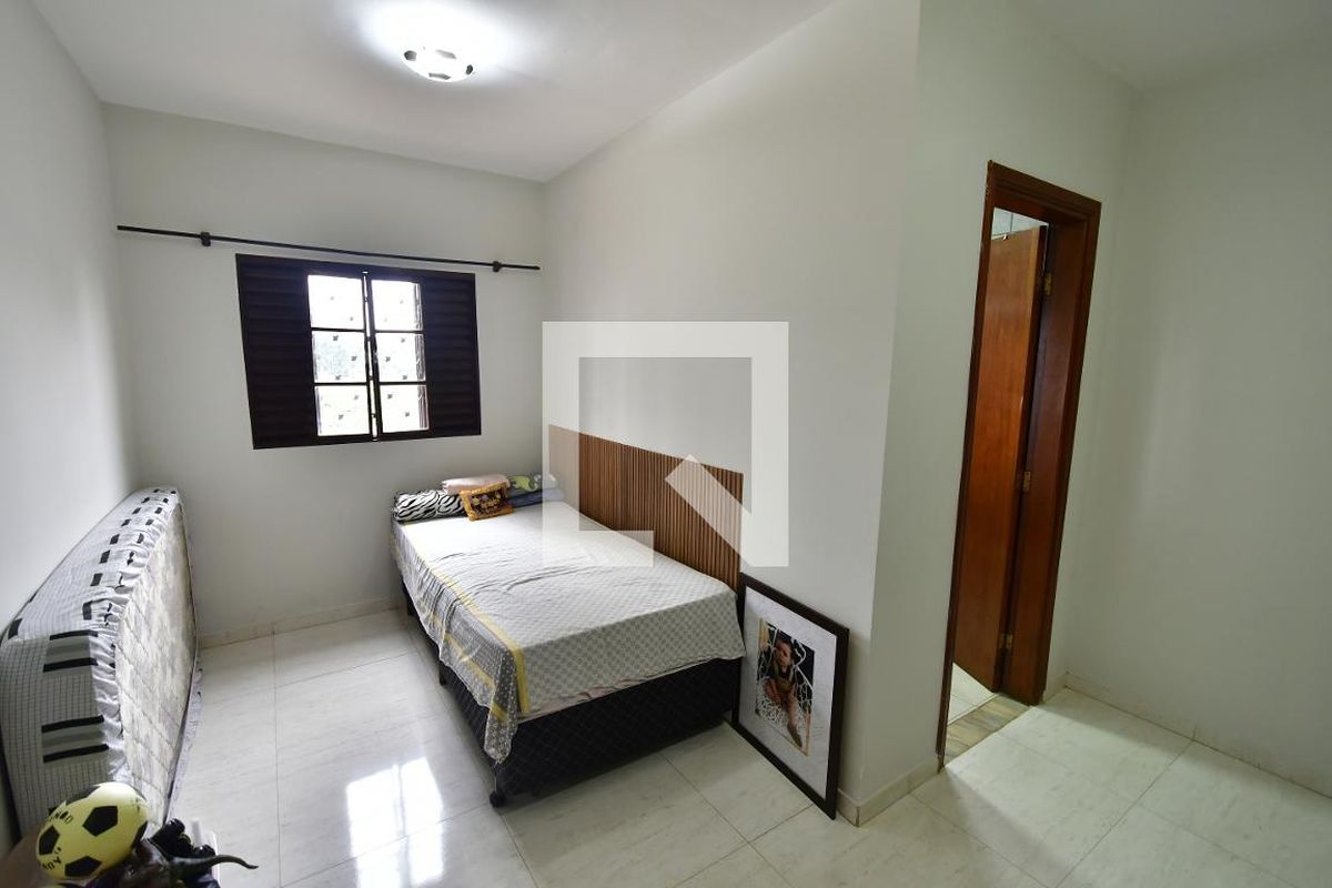 Casa à Venda - Mansões Santo Antônio, 3 Quartos,  1000 m2 em , Campinas - sp | SoloBR