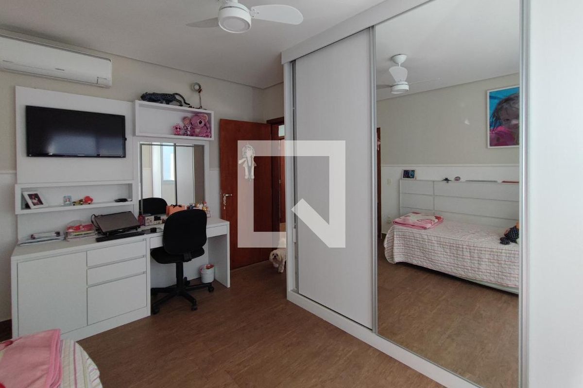 Casa à Venda - Swiss Park, 4 Quartos,  360 m2 em , Campinas - sp | SoloBR