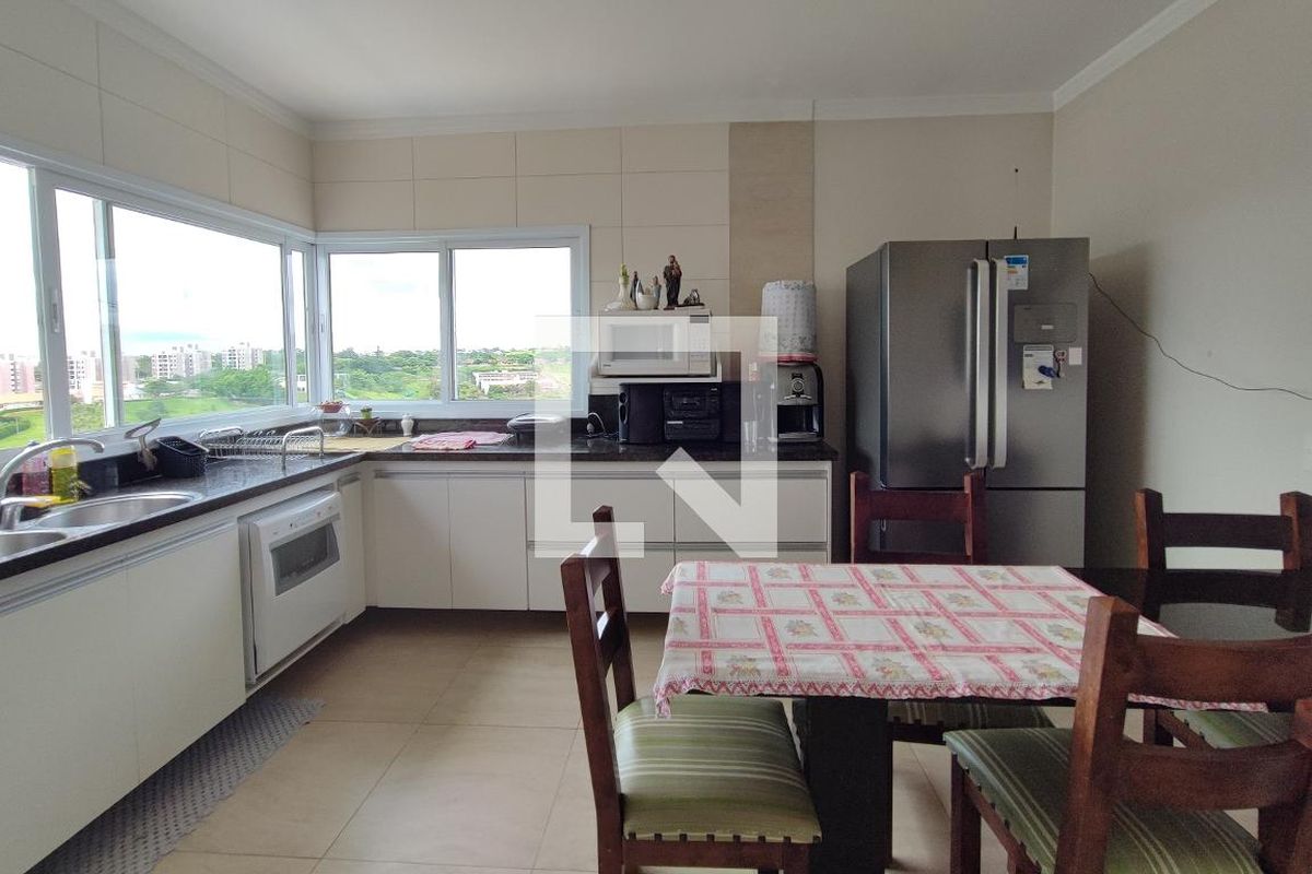 Casa à Venda - Jardim do Lago, 4 Quartos,  335 m2 em , Campinas - sp | SoloBR