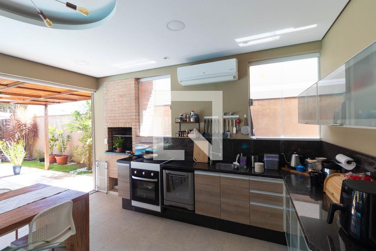 Casa à Venda - Swiss Park, 4 Quartos,  270 m2 em , Campinas - sp | SoloBR
