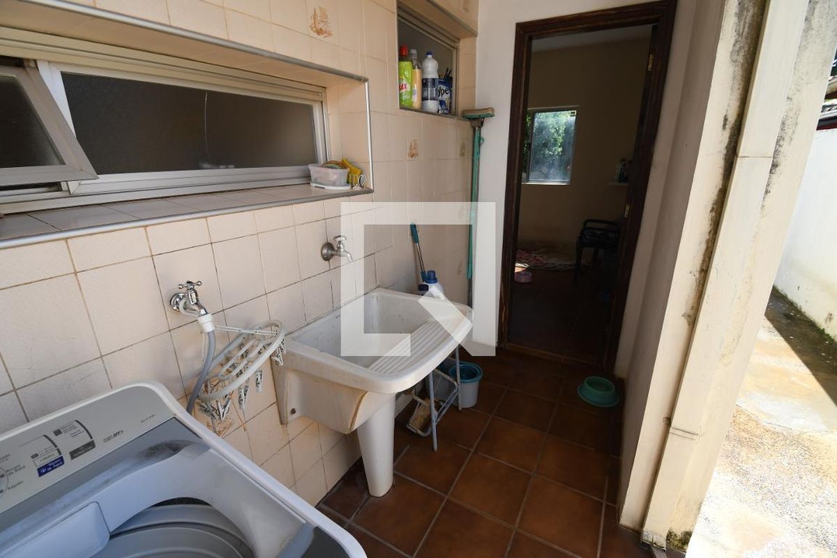 Casa à Venda - Jardim Flamboyant, 4 Quartos,  258 m2 em , Campinas - sp | SoloBR