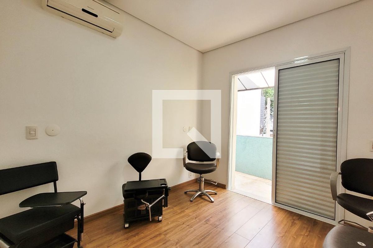 Casa à Venda - Cambuí, 2 Quartos,  250 m2 em , Campinas - sp | SoloBR