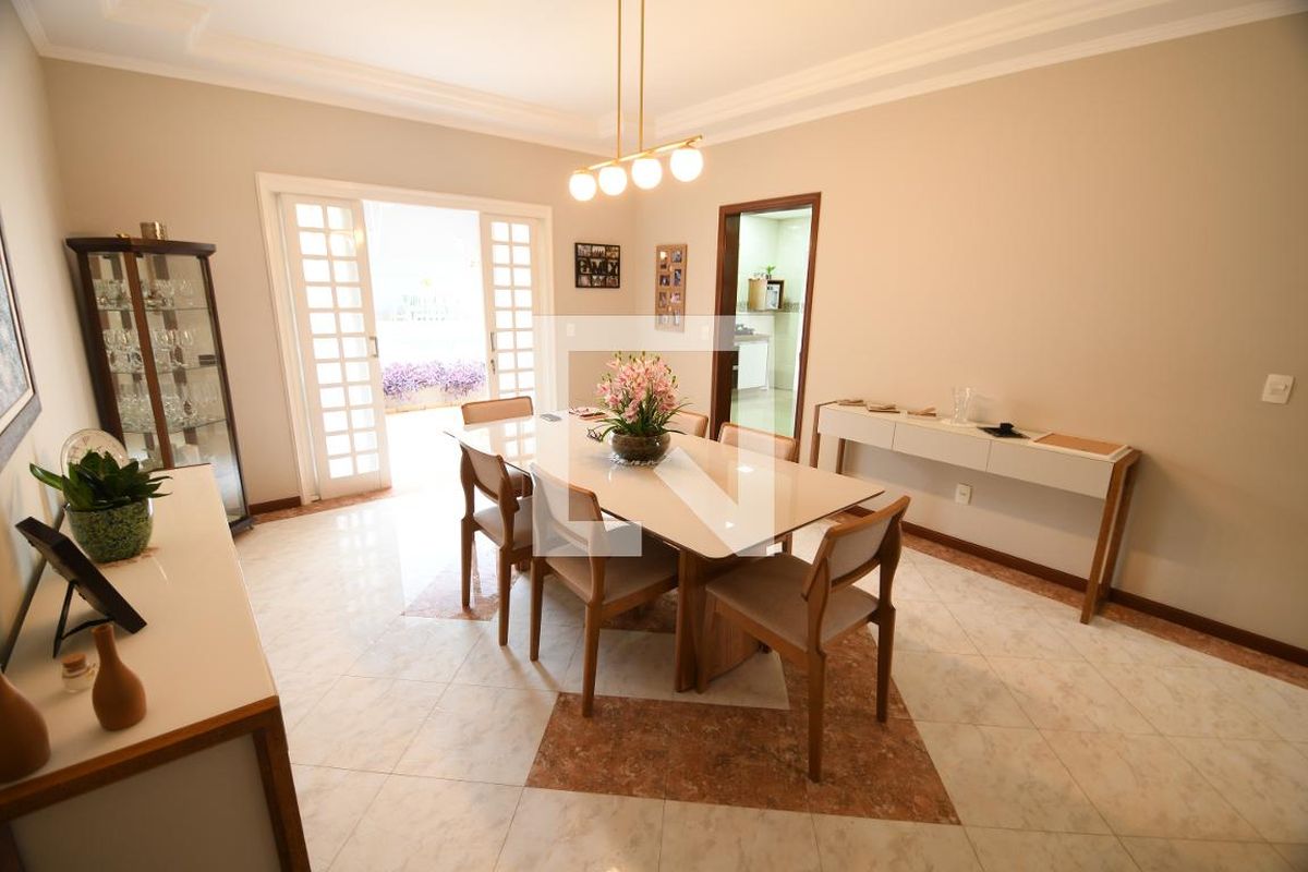 Casa à Venda - Mansões Santo Antônio, 3 Quartos,  260 m2 em , Campinas - sp | SoloBR