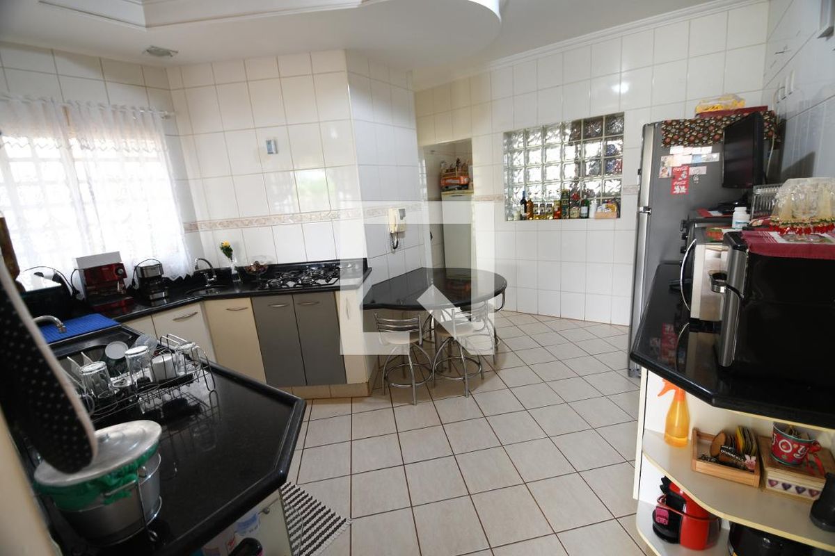 Casa à Venda - Mansões Santo Antônio, 4 Quartos,  292 m2 em , Campinas - sp | SoloBR