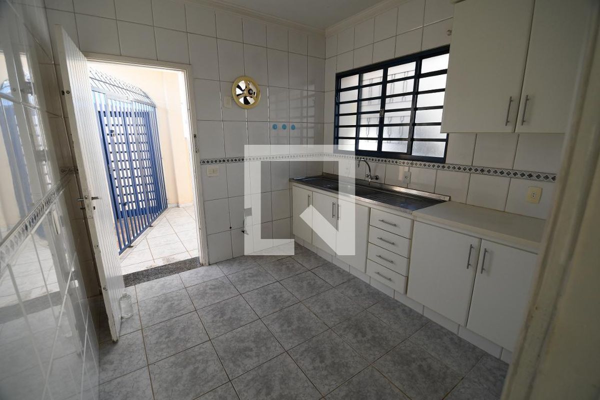 Casa à Venda - Guanabara, 3 Quartos,  241 m2 em , Campinas - sp | SoloBR