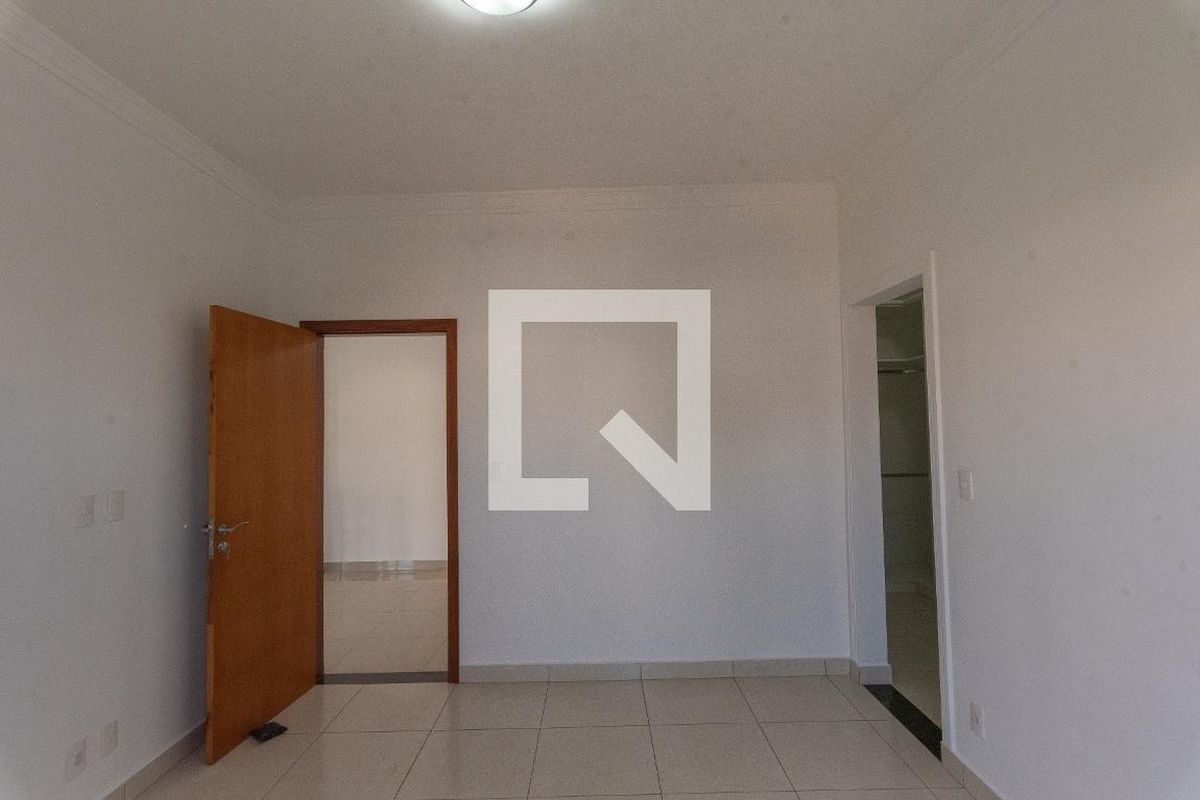 Casa à Venda - Swiss Park, 4 Quartos,  250 m2 em , Campinas - sp | SoloBR