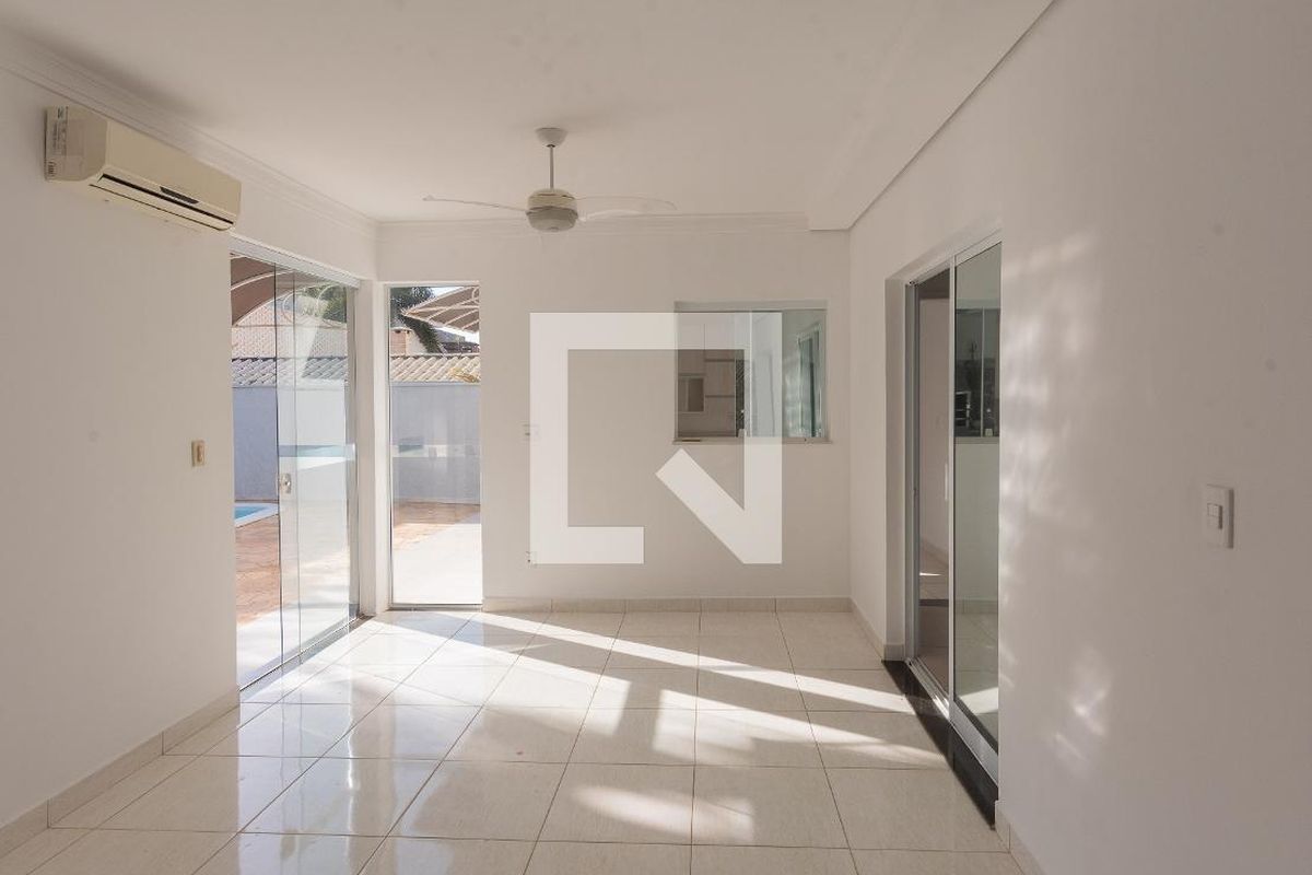 Casa à Venda - Swiss Park, 4 Quartos,  250 m2 em , Campinas - sp | SoloBR