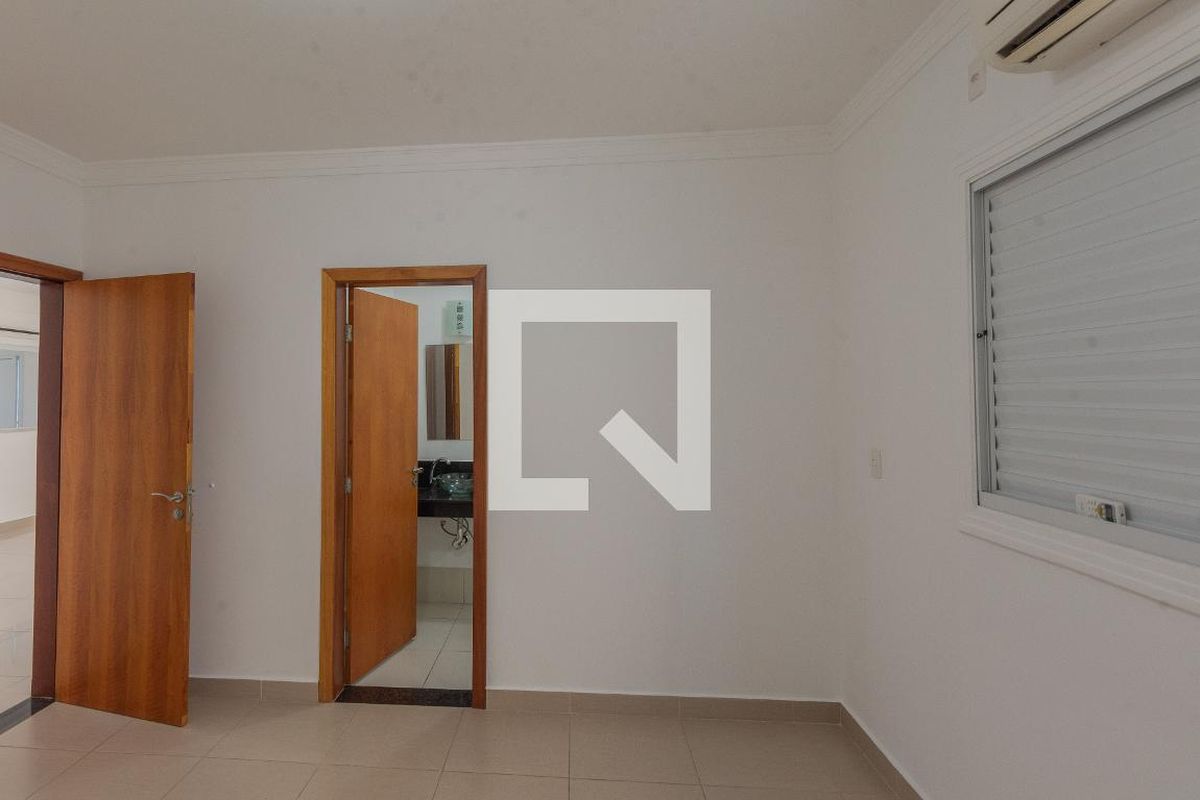 Casa à Venda - Swiss Park, 4 Quartos,  250 m2 em , Campinas - sp | SoloBR