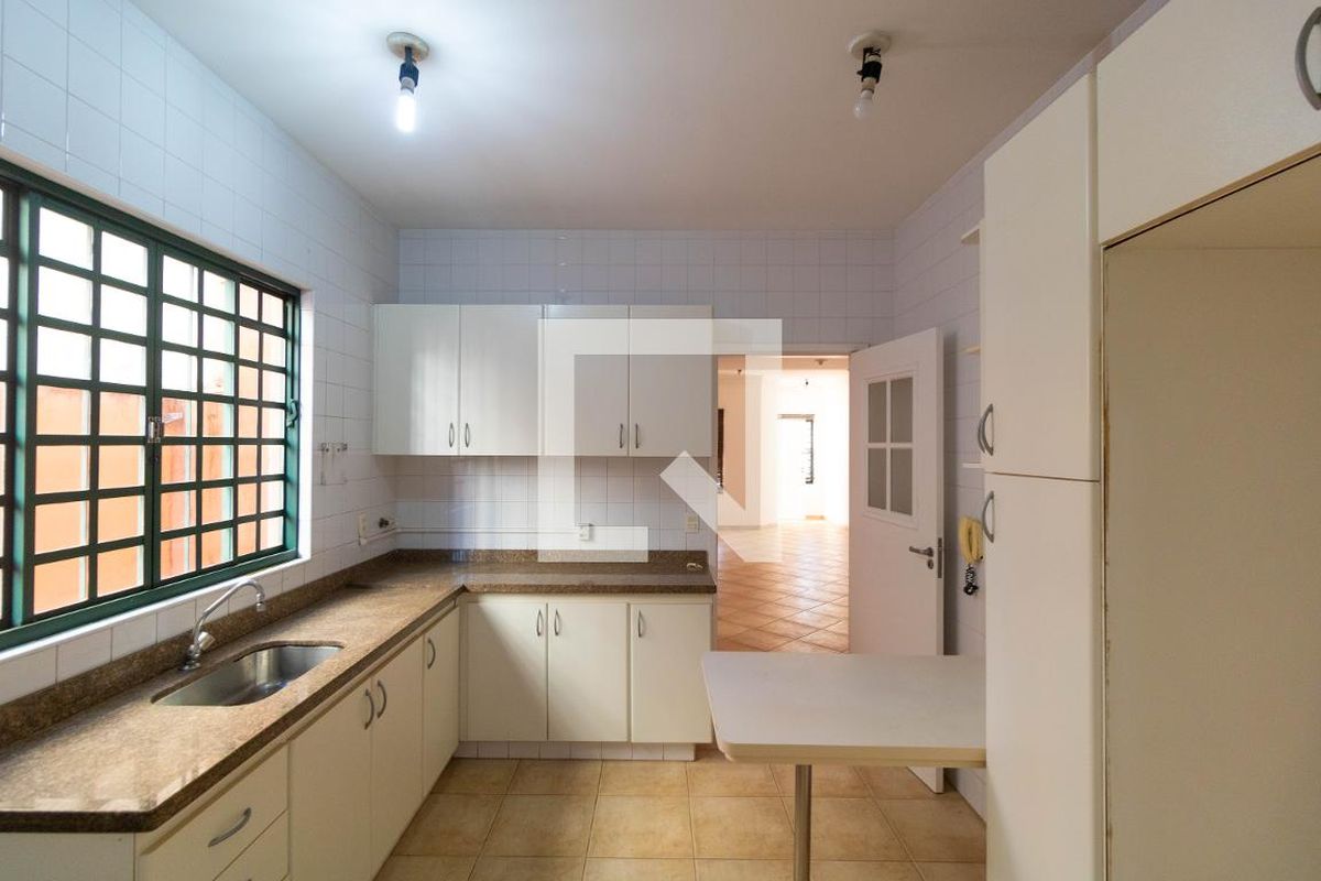 Casa à Venda - Taquaral, 3 Quartos,  257 m2 em , Campinas - sp | SoloBR