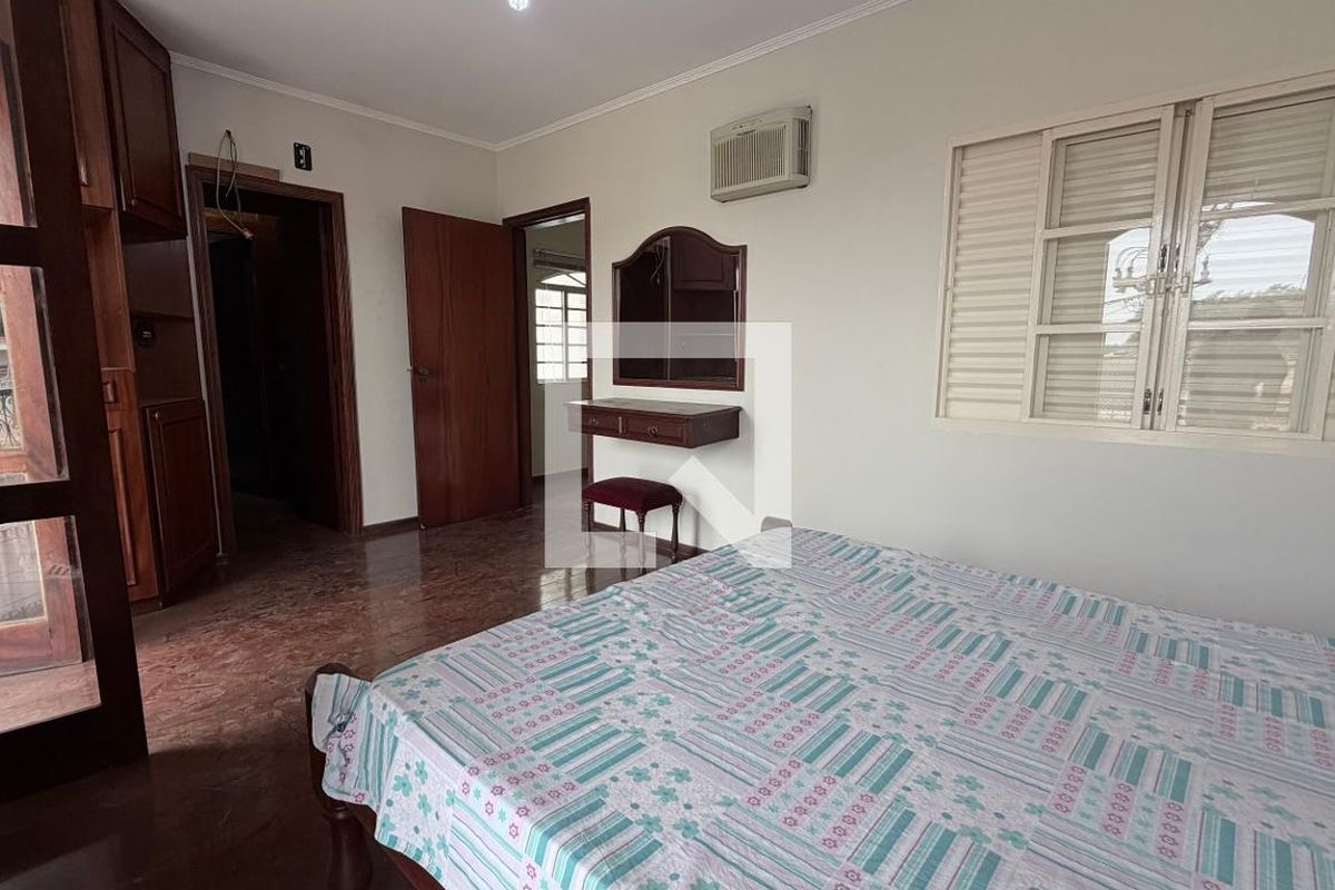Casa à Venda - Parque Prado, 4 Quartos,  250 m2 em , Campinas - sp | SoloBR