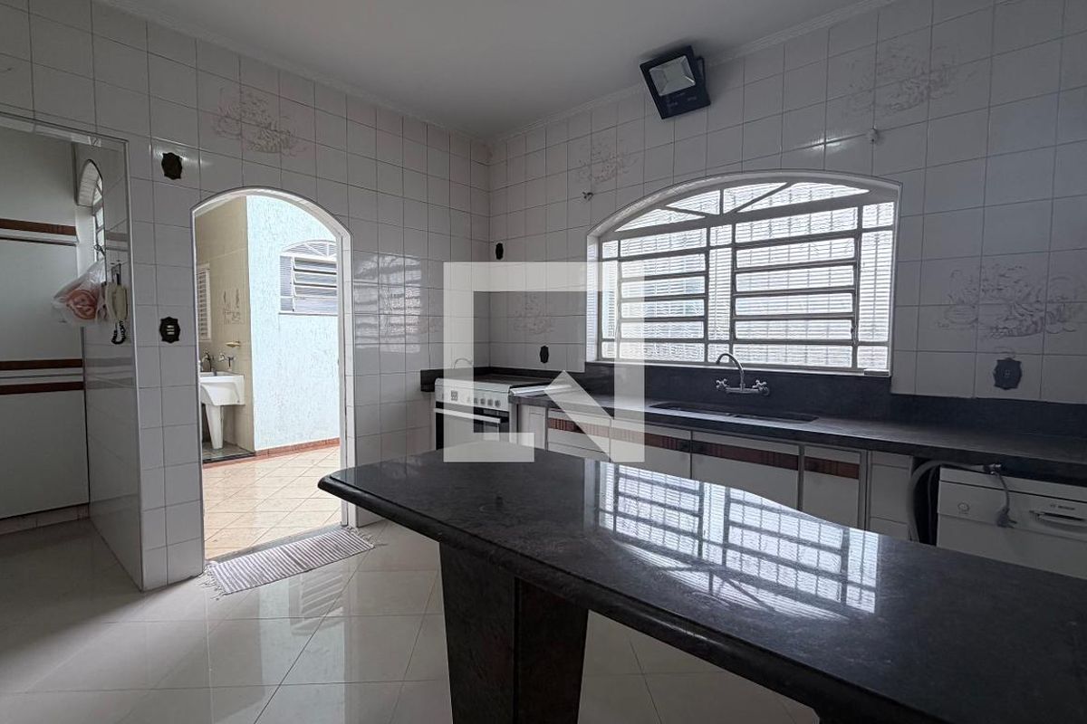 Casa à Venda - Parque Prado, 4 Quartos,  250 m2 em , Campinas - sp | SoloBR