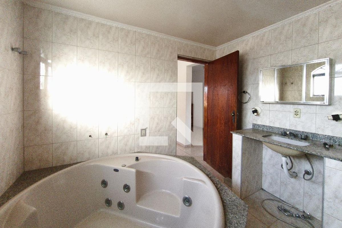 Casa à Venda - Jardim do Lago, 6 Quartos,  400 m2 em , Campinas - sp | SoloBR
