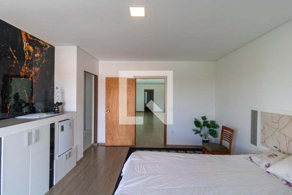 Casa à Venda - Swiss Park, 4 Quartos,  330 m2 em , Campinas - sp | SoloBR
