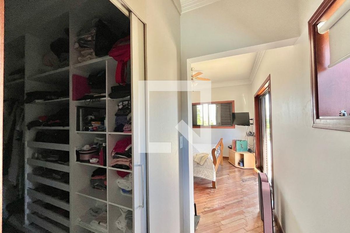 Casa à Venda - Lot. Alphaville Campinas, 4 Quartos,  265 m2 em , Campinas - sp | SoloBR