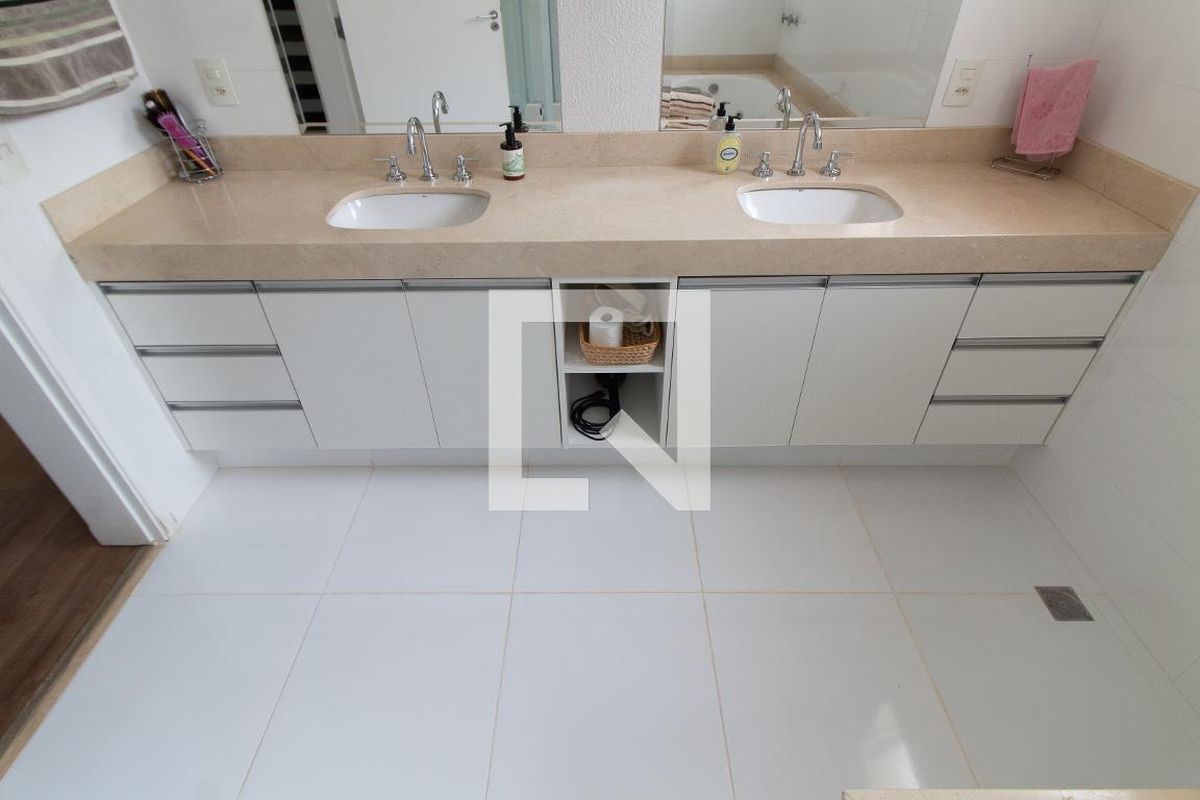 Casa à Venda - Lot. Alphaville Campinas, 3 Quartos,  414 m2 em , Campinas - sp | SoloBR