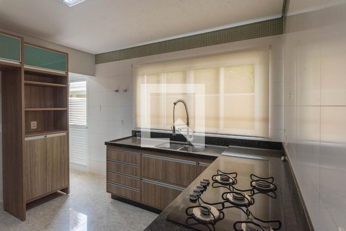 Casa à Venda - Swiss Park, 4 Quartos,  277 m2 em , Campinas - sp | SoloBR
