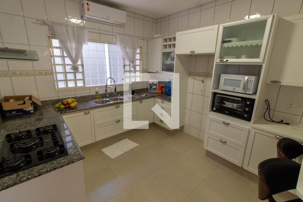 Casa à Venda - Mansões Santo Antônio, 4 Quartos,  275 m2 em , Campinas - sp | SoloBR