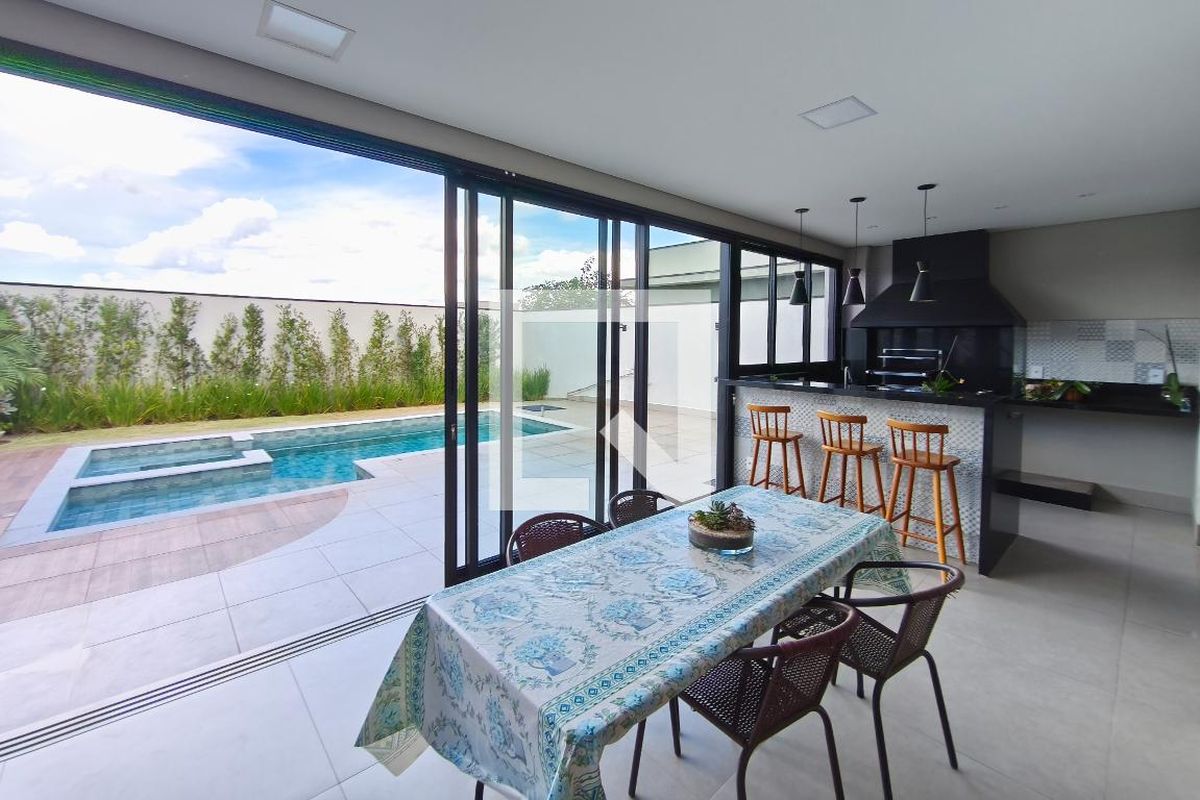 Casa à Venda - Swiss Park, 3 Quartos,  240 m2 em , Campinas - sp | SoloBR