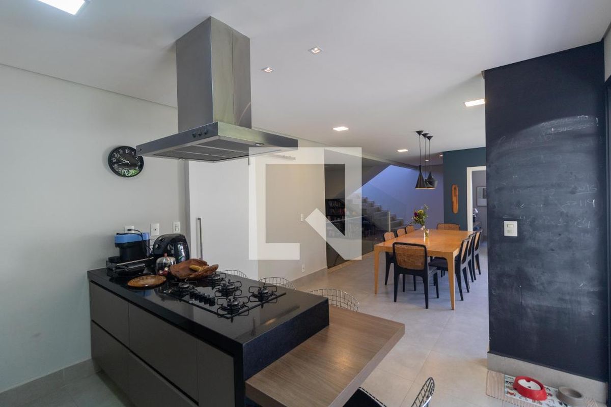 Casa à Venda - Res. Parque dos Alecrins, 4 Quartos,  280 m2 em , Campinas - sp | SoloBR
