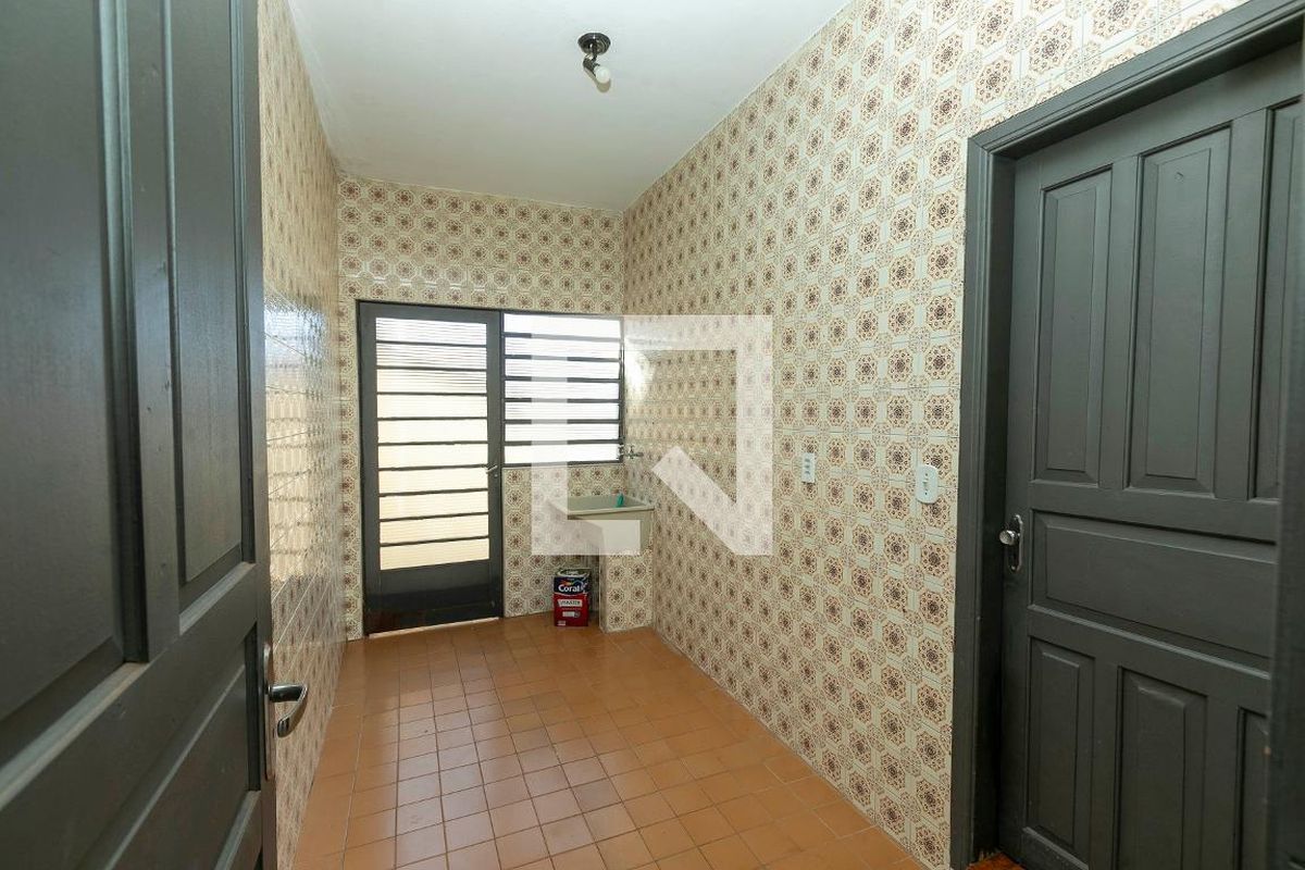 Casa à Venda - Jardim Flamboyant, 2 Quartos,  300 m2 em , Campinas - sp | SoloBR
