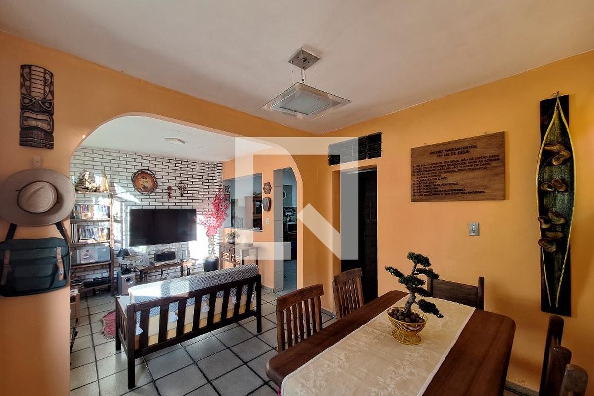 Casa, 4 quartos, 215 m² - Foto 1