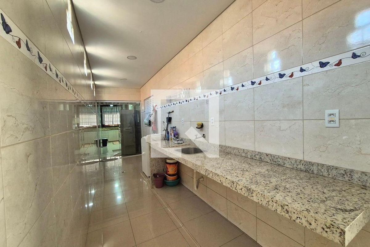Casa à Venda - Jardim do Lago, 4 Quartos,  400 m2 em , Campinas - sp | SoloBR