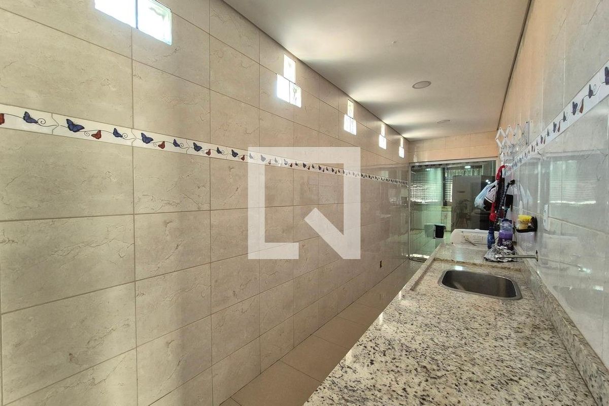 Casa à Venda - Jardim do Lago, 4 Quartos,  400 m2 em , Campinas - sp | SoloBR