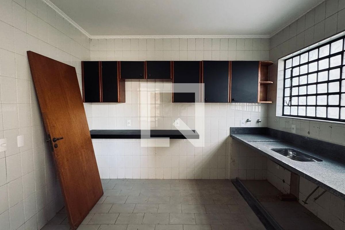 Casa à Venda - Barão Geraldo - Centro, 3 Quartos,  300 m2 em , Campinas - sp | SoloBR