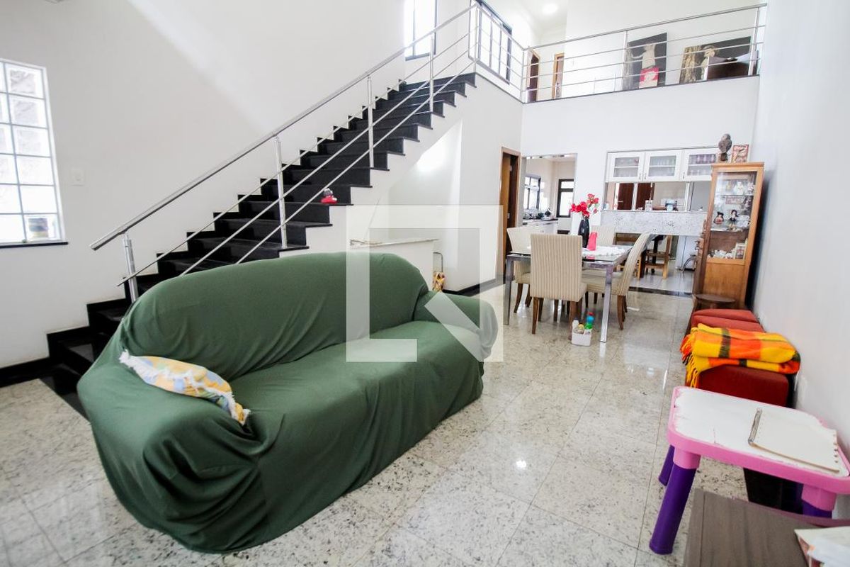 Casa, 4 quartos, 220 m² - Foto 1