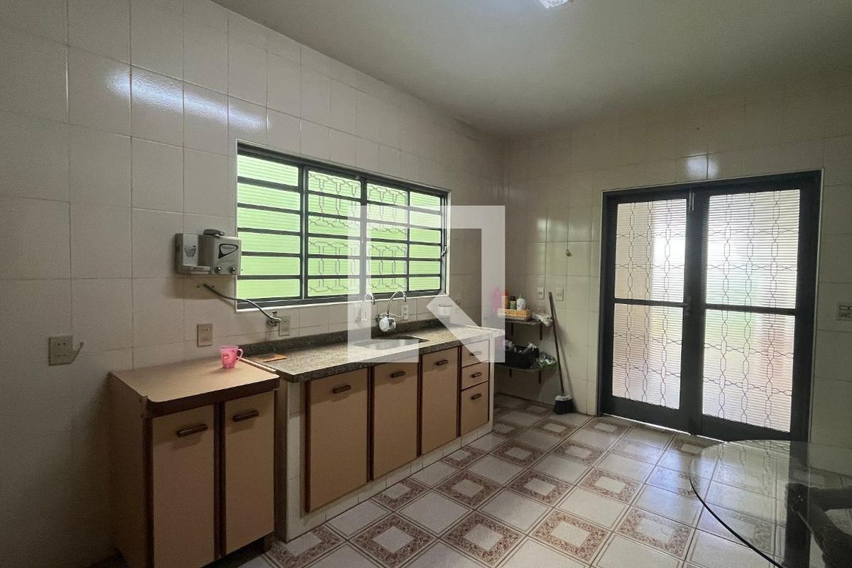 Casa à Venda - Guanabara, 3 Quartos,  260 m2 em , Campinas - sp | SoloBR
