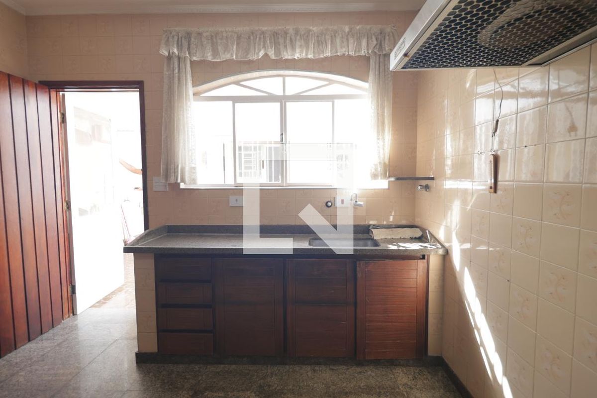 Casa, 3 quartos, 200 m² - Foto 25